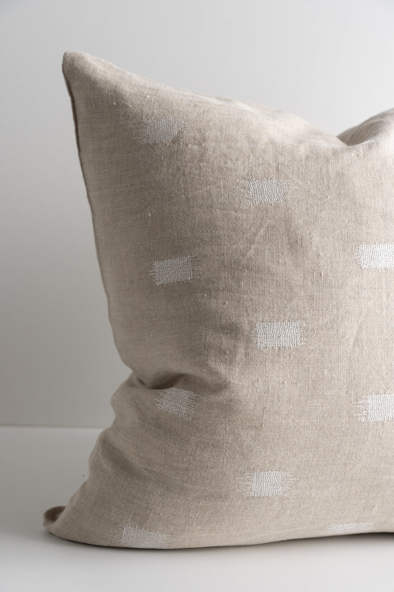 Lacey Beige/White - 20" x 20"