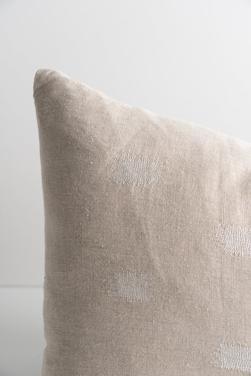 Lacey Beige/White - 13" x 21"